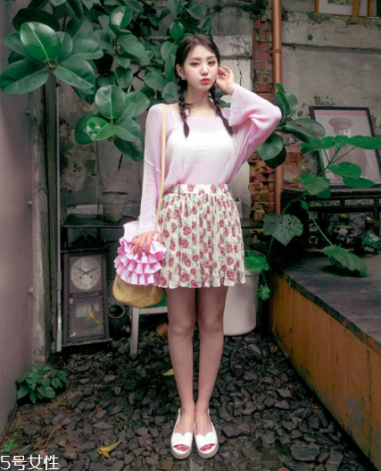 粉色針織衫怎么搭配？文藝又少女的穿搭經(jīng)典