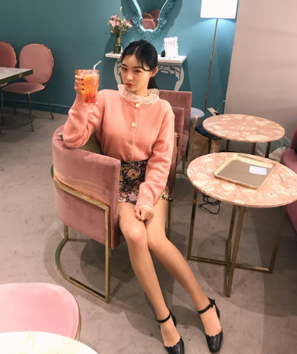 粉色針織衫怎么搭配？文藝又少女的穿搭經(jīng)典