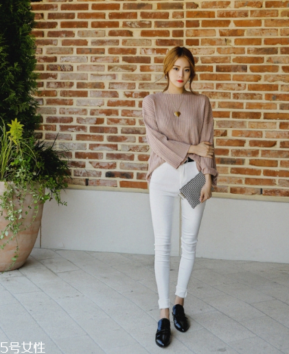 粉色針織衫怎么搭配？文藝又少女的穿搭經(jīng)典