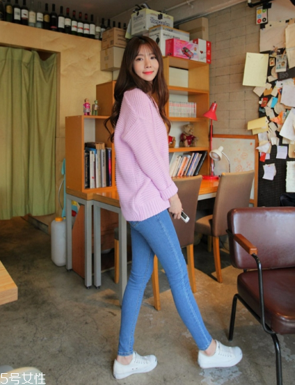 粉色針織衫搭配什么褲子？隨心所欲顯潮流