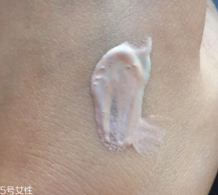 holika隔離霜好用嗎？性價比極高的干皮隔離霜