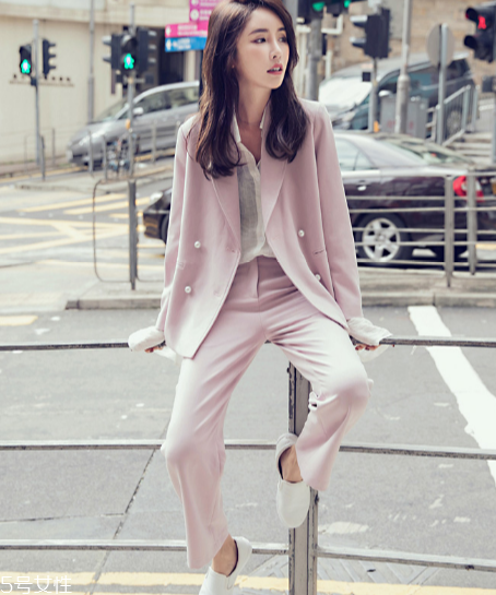 春天怎么穿衣服好看？三款搭配美上天