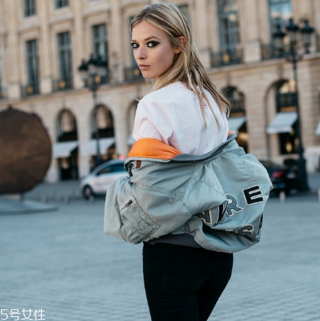 外套怎么穿更帥氣？今年開(kāi)春這樣穿