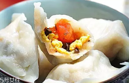 餃子餡先放水還是先放油？油是最后放的調(diào)料