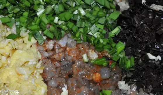 餃子餡先放水還是先放油？油是最后放的調(diào)料