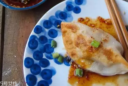 餃子餡先放水還是先放油？油是最后放的調(diào)料