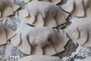 餃子餡先放水還是先放油？油是最后放的調料