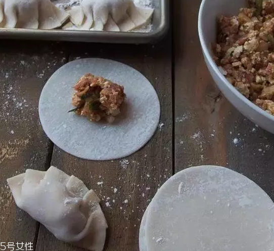 餃子餡先放水還是先放油？油是最后放的調(diào)料