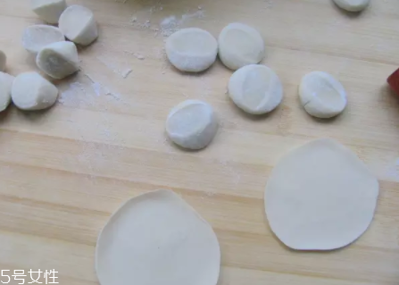 搟餃子皮怎么轉(zhuǎn)圈？借用巧力才能轉(zhuǎn)圈成圓