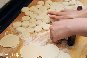 搟餃子皮怎么轉(zhuǎn)圈？借用巧力才能轉(zhuǎn)圈成圓