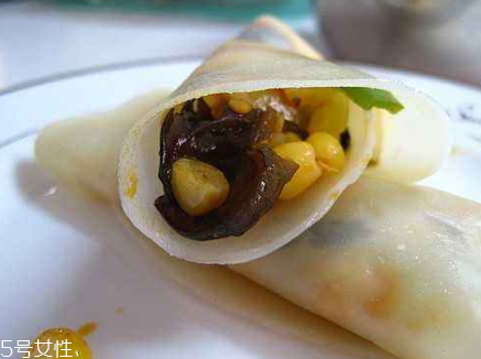 搟餃子皮怎么轉(zhuǎn)圈？借用巧力才能轉(zhuǎn)圈成圓