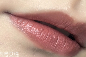唇部顏色深用什么口紅？chanel絲絨口紅62號(hào)不怕唇深