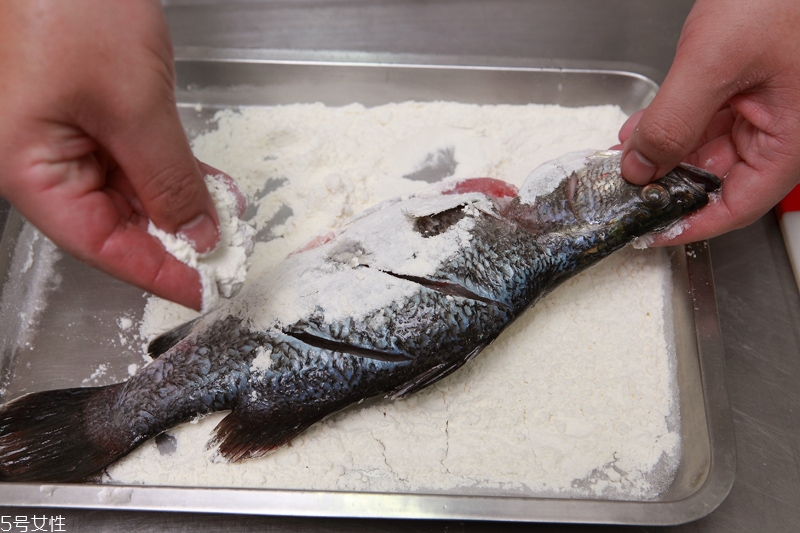 怎么煎魚不粘鍋不掉皮 煎魚不破皮技巧 怎么煎魚不粘鍋不掉皮 煎魚不破皮技巧