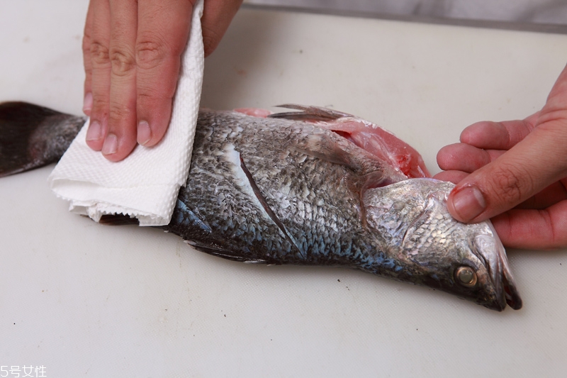 怎么煎魚不粘鍋不掉皮 煎魚不破皮技巧 怎么煎魚不粘鍋不掉皮 煎魚不破皮技巧