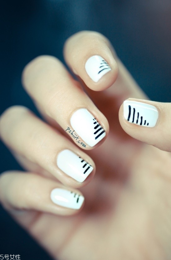 什么美甲顯手白又修長 氣質(zhì)花朵美甲具體步驟 什么美甲顯手白又修長 氣質(zhì)花朵美甲具體步驟