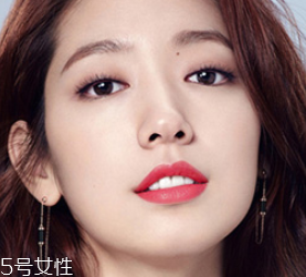 口紅筆哪個(gè)顏色好看？要根據(jù)膚色來選色號(hào)