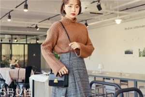 毛衣搭配短裙好看嗎？立顯俏皮少女范兒