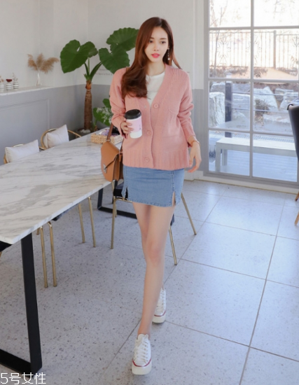 毛衣搭配短裙好看嗎？立顯俏皮少女范兒