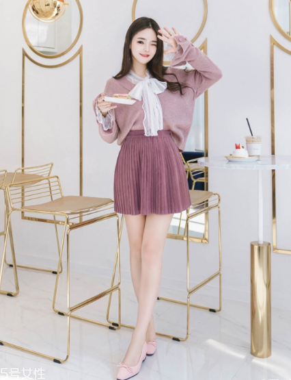 毛衣搭配短裙好看嗎？立顯俏皮少女范兒