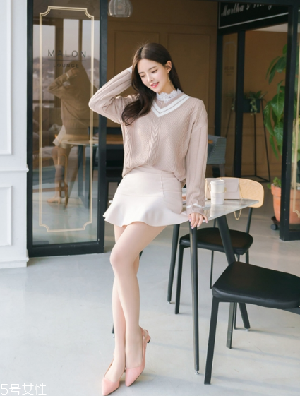 毛衣搭配短裙好看嗎？立顯俏皮少女范兒