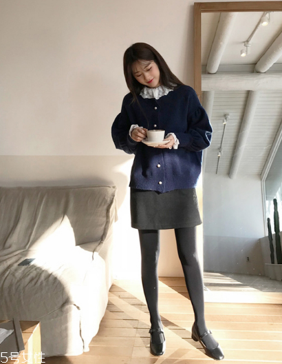 毛衣搭配短裙好看嗎？立顯俏皮少女范兒