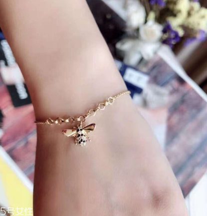 施華洛世奇小蜜蜂手鏈?zhǔn)鞘裁床馁|(zhì)？