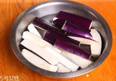 怎樣煮茄子不變色 煮茄子不變色技巧 怎樣煮茄子不變色 煮茄子不變色技巧