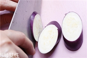 怎樣煮茄子不變色 煮茄子不變色技巧 怎樣煮茄子不變色 煮茄子不變色技巧