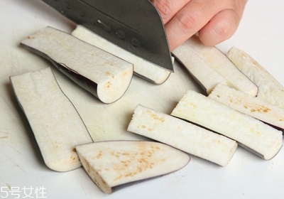 怎樣煮茄子不變色 煮茄子不變色技巧 怎樣煮茄子不變色 煮茄子不變色技巧