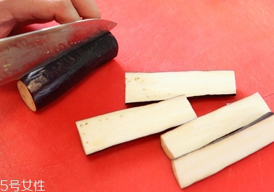 怎樣煮茄子不變色 煮茄子不變色技巧 怎樣煮茄子不變色 煮茄子不變色技巧