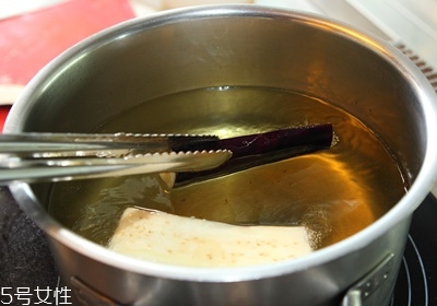 怎樣煮茄子不變色 煮茄子不變色技巧 怎樣煮茄子不變色 煮茄子不變色技巧