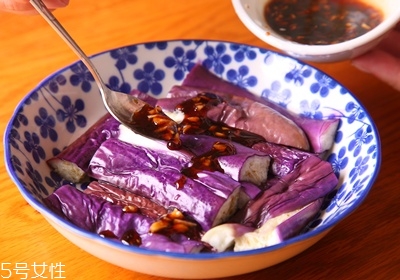 怎樣煮茄子不變色 煮茄子不變色技巧 怎樣煮茄子不變色 煮茄子不變色技巧