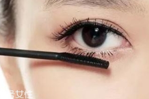 不畫(huà)眼線只涂睫毛膏行嗎？這么涂睫毛膏能放大雙眼