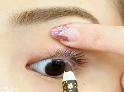 不畫(huà)眼線只涂睫毛膏行嗎？這么涂睫毛膏能放大雙眼