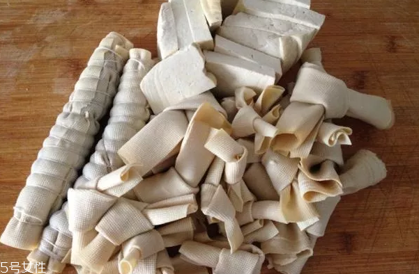 豆腐皮能油炸嗎？火候太猛容易炸糊