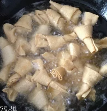 豆腐皮能油炸嗎？火候太猛容易炸糊