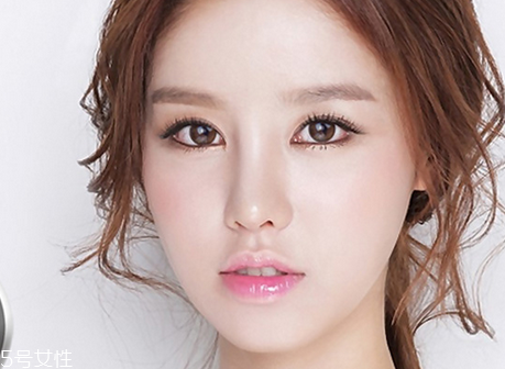 美瞳日拋在一天之內(nèi)可以重復戴嗎 度數(shù)和戴隱形眼鏡沒有關(guān)系