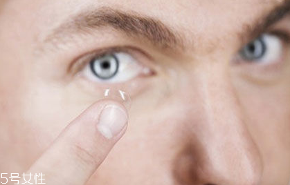 美瞳日拋在一天之內(nèi)可以重復戴嗎 度數(shù)和戴隱形眼鏡沒有關(guān)系