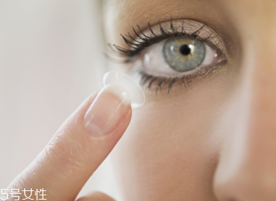 美瞳日拋在一天之內(nèi)可以重復戴嗎 度數(shù)和戴隱形眼鏡沒有關(guān)系