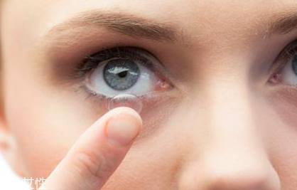 美瞳日拋在一天之內(nèi)可以重復戴嗎 度數(shù)和戴隱形眼鏡沒有關(guān)系