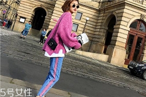 牛仔褲被84染了怎么辦？立即沖洗干凈