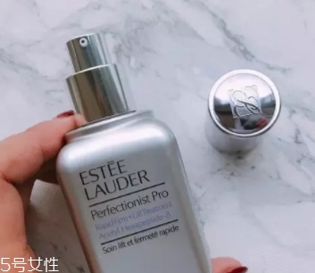 雅詩蘭黛線雕精華和小棕瓶哪個好？一起使用效果佳