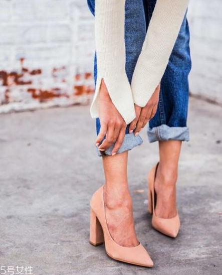 牛仔褲能配高跟鞋嗎？精致女生的穿搭法則
