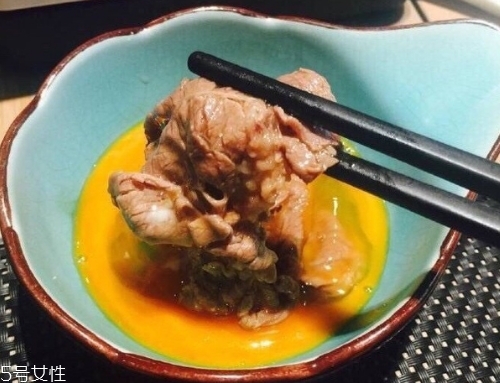壽喜鍋生雞蛋怎么吃？壽喜燒蘸生雞蛋最美味