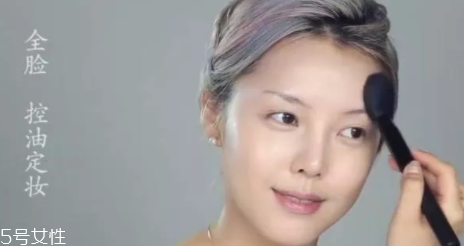 油皮怎么化妝不脫妝 巧用定妝散粉讓妝容持久 油皮怎么化妝不脫妝 巧用定妝散粉讓妝容持久