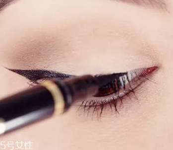 眼線(xiàn)眼尾怎么畫(huà)好看？用透明膠畫(huà)出優(yōu)美弧度