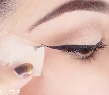 眼線(xiàn)眼尾怎么畫(huà)好看？用透明膠畫(huà)出優(yōu)美弧度