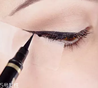 眼線(xiàn)眼尾怎么畫(huà)好看？用透明膠畫(huà)出優(yōu)美弧度