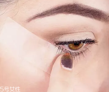 眼線(xiàn)眼尾怎么畫(huà)好看？用透明膠畫(huà)出優(yōu)美弧度