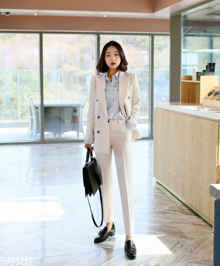 雙排扣西裝怎么搭配？盡顯帥氣女王范兒